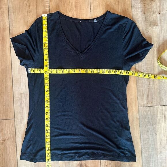 Black V-Neck Short Sleeve Top SOFT!!!  Lightweight  Size Large - Picture 5 of 6
